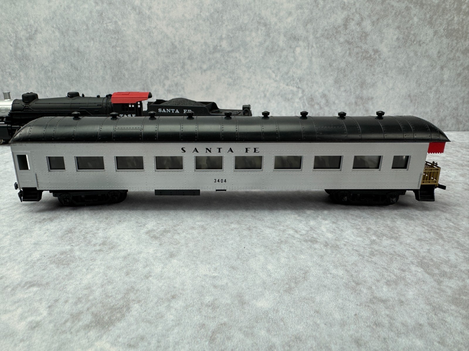 Model Power HO Santa Fe 3456 Pacific Steam Locomotive, 3 Passenger Cars & Track