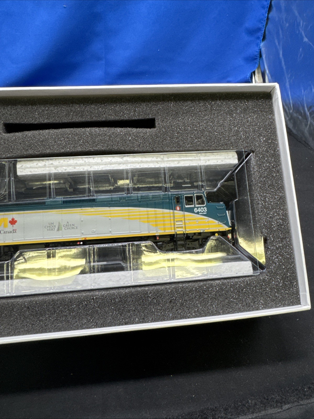 RAPIDO TRAINS 82011 HO VIA RAIL CANADA REBUILT F40PH-2D DIESEL LOCOMOTIVE #6403