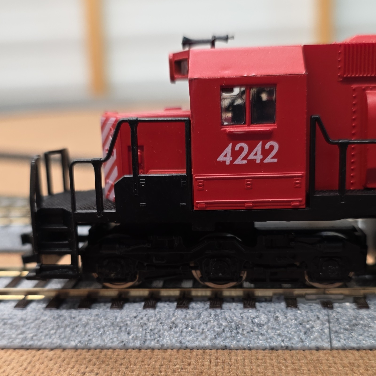 Model Power HO Alco SD40 CP Rail 4242 Diesel Locomotive DC Analog