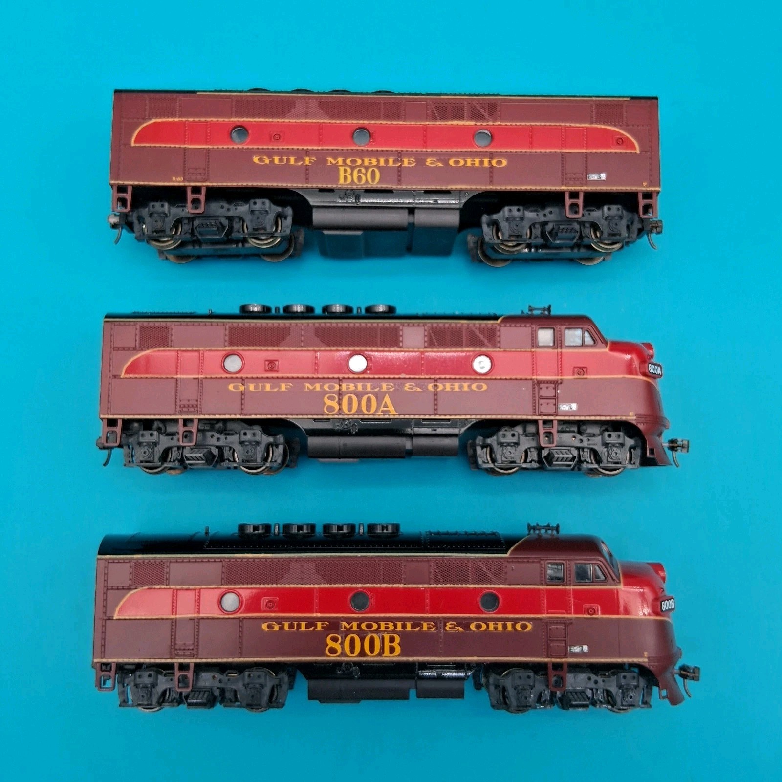 CUSTOM PAINTED HO Scale Gulf Mobile & Ohio DCC DIESEL LOCOS & 5 Passenger Cars