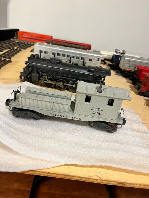 Lionel Train Set, Engine 2026, 027 Good condition