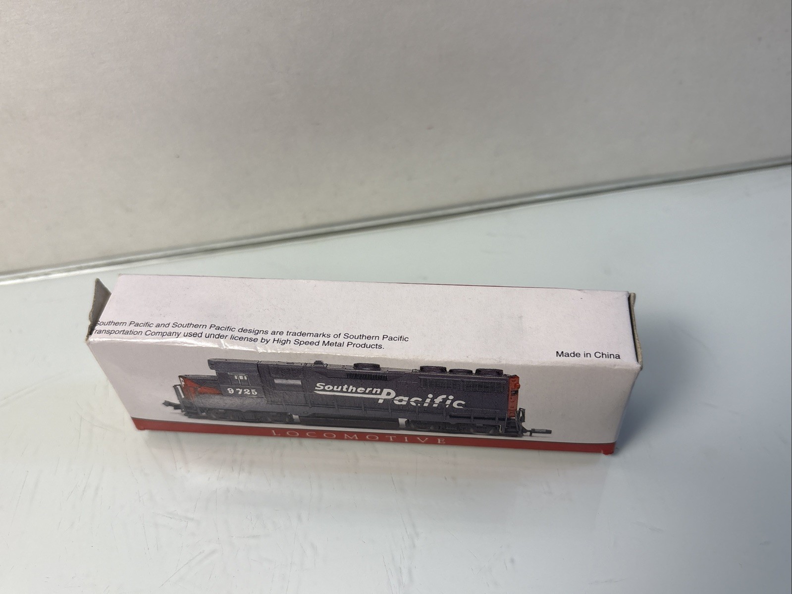 N Scale Southern Pacific 9725 Diesel Locomotive Caboose Box Railroad 3 Tracks