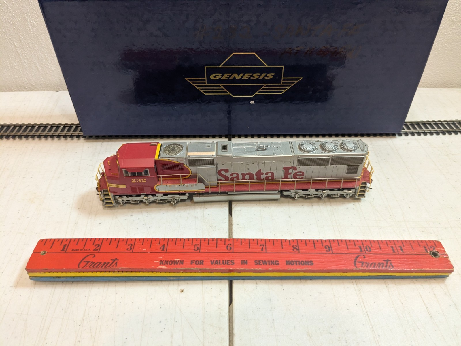 Genesis G62208 – Santa Fe #232 SD75M Diesel Locomotive – DC – HO Scale