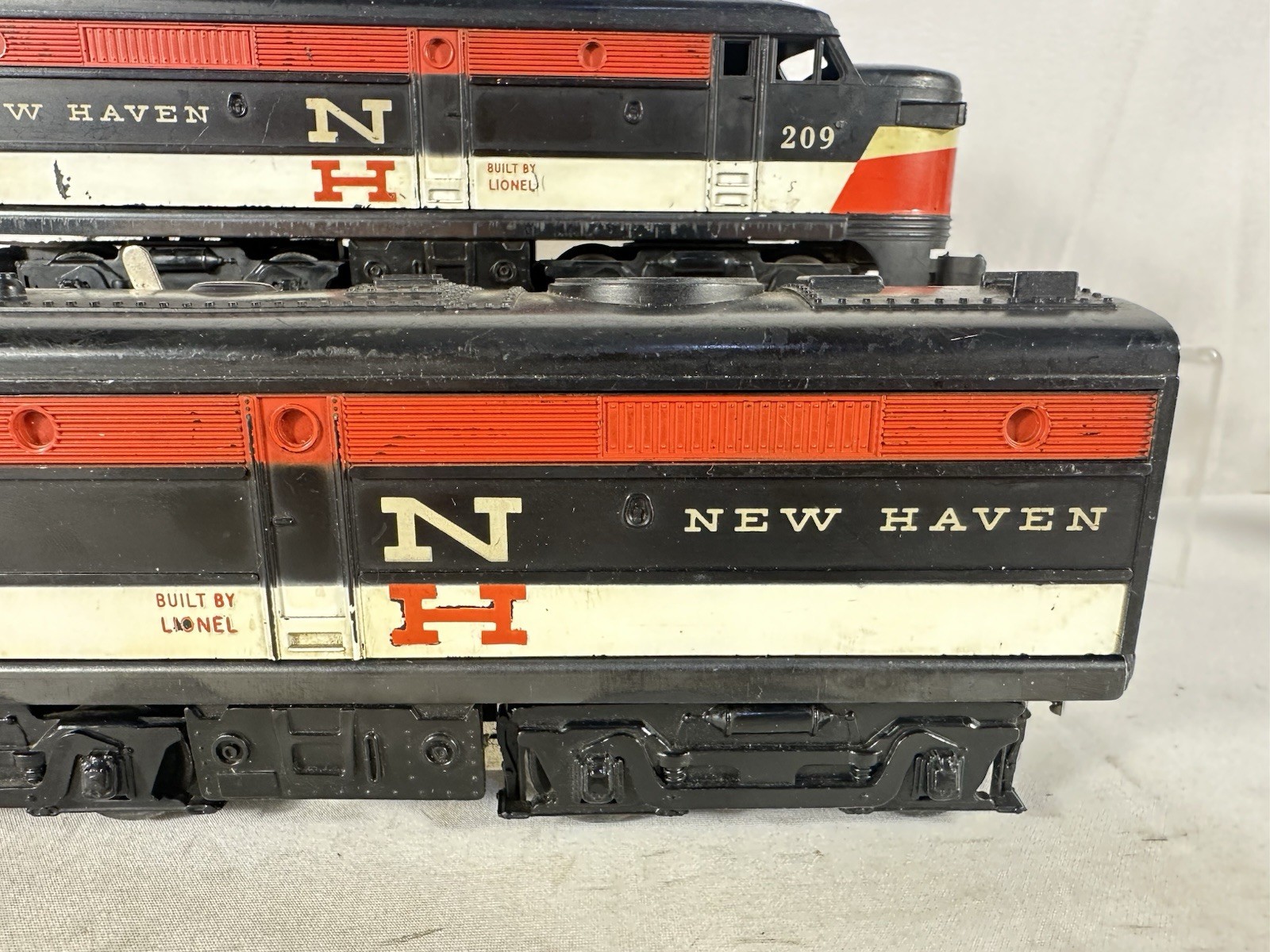 Desirable Lionel Original Postwar #209 New Haven A-A Alco Diesel Pair