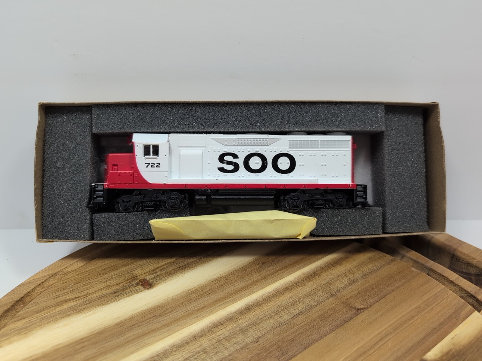 HO Scale Athearn 4209 SOO Line Railroad EMD GP35 Diesel Locomotive