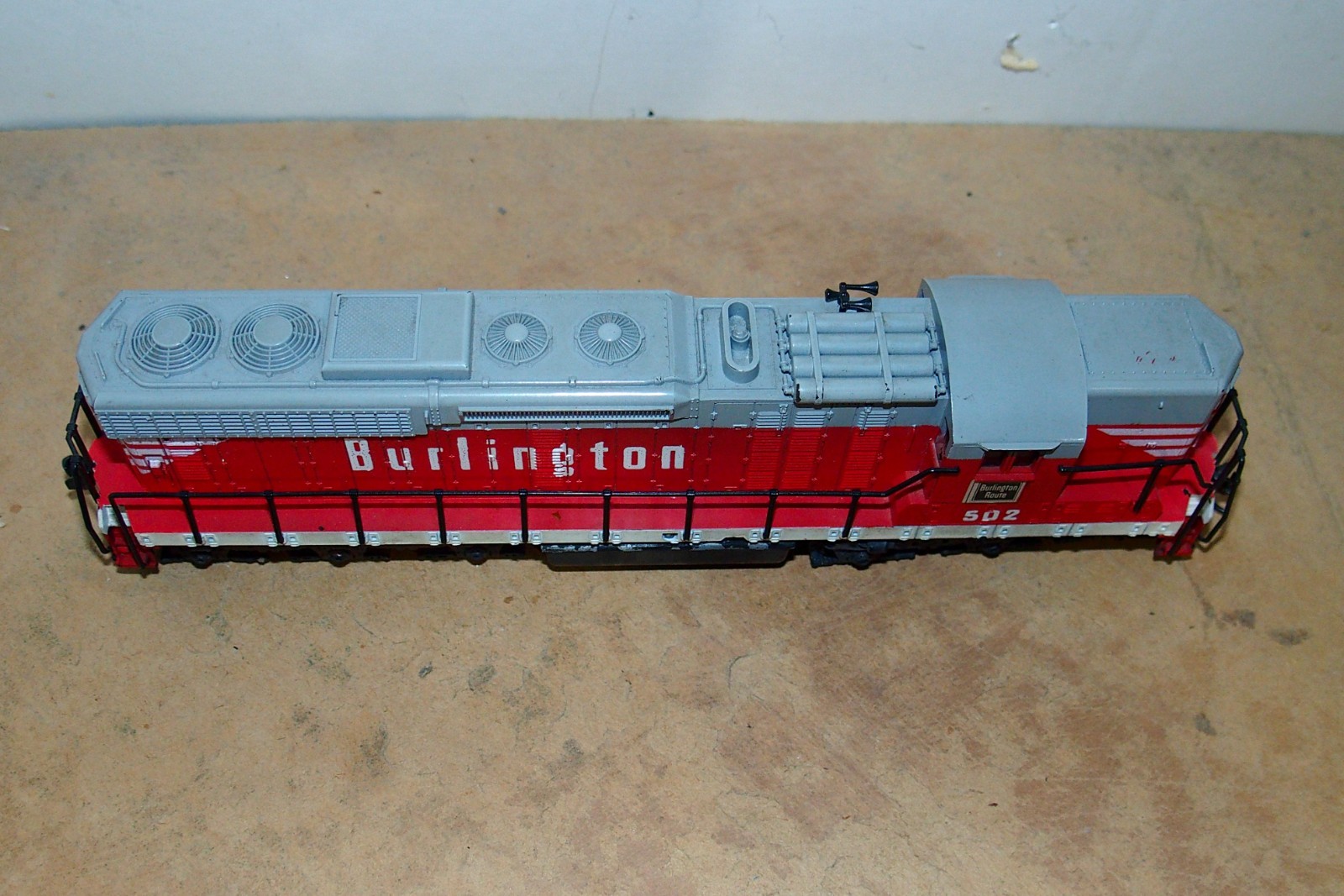 HO SCALE ATLAS BURLINGTON EMD SD24 LOCOMOTIVE #502. Runs good. No box.