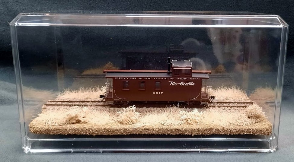 HOn3 SCALE 9″ SINGLE TRACK DISPLAY CASE – DESERT SCENE- FOR ANY HOn3 TRAINS