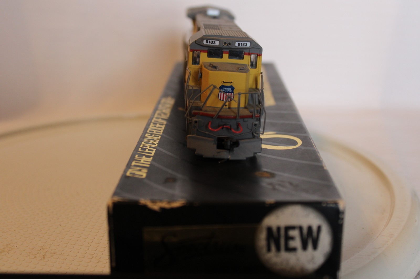 HO Scale Spectrum, Dash 8 40C Diesel Locomotive Union Pacific, Yellow, #9183