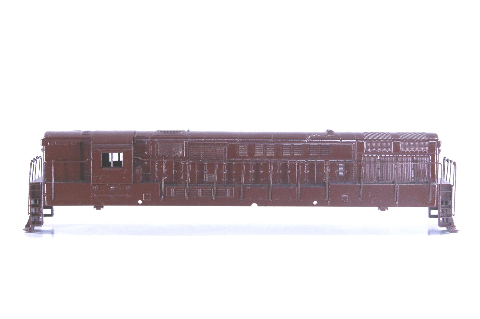 HO Athearn Undecorated Brown FM H-24-66 Trainmaster Shell +Handrails Dmgd Ftbrd