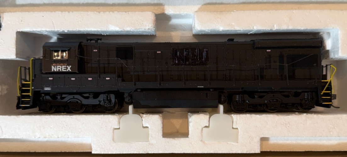 Broadway Limited Imports GE C30-7 2 Window Norfolk & Western #8007