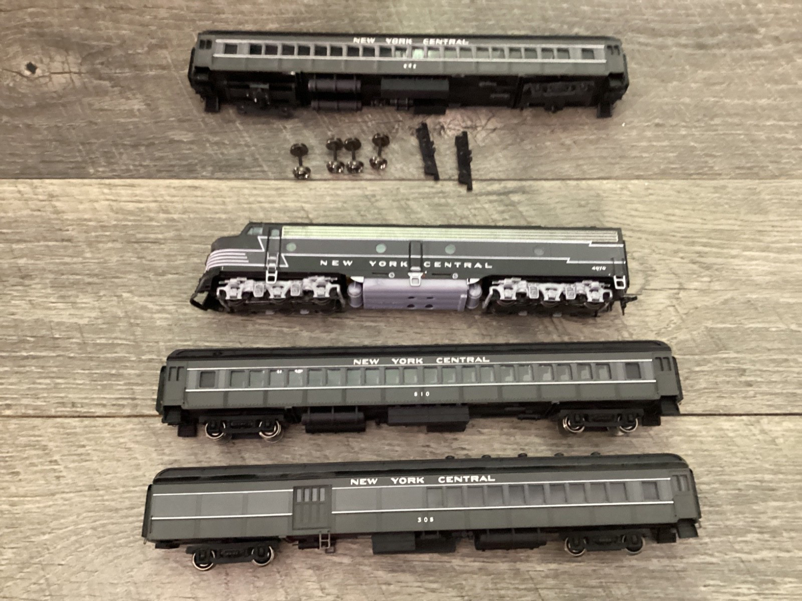 Life-Like HO Scale E8 Diesel Locomotive New York Central #4070, 305, 810