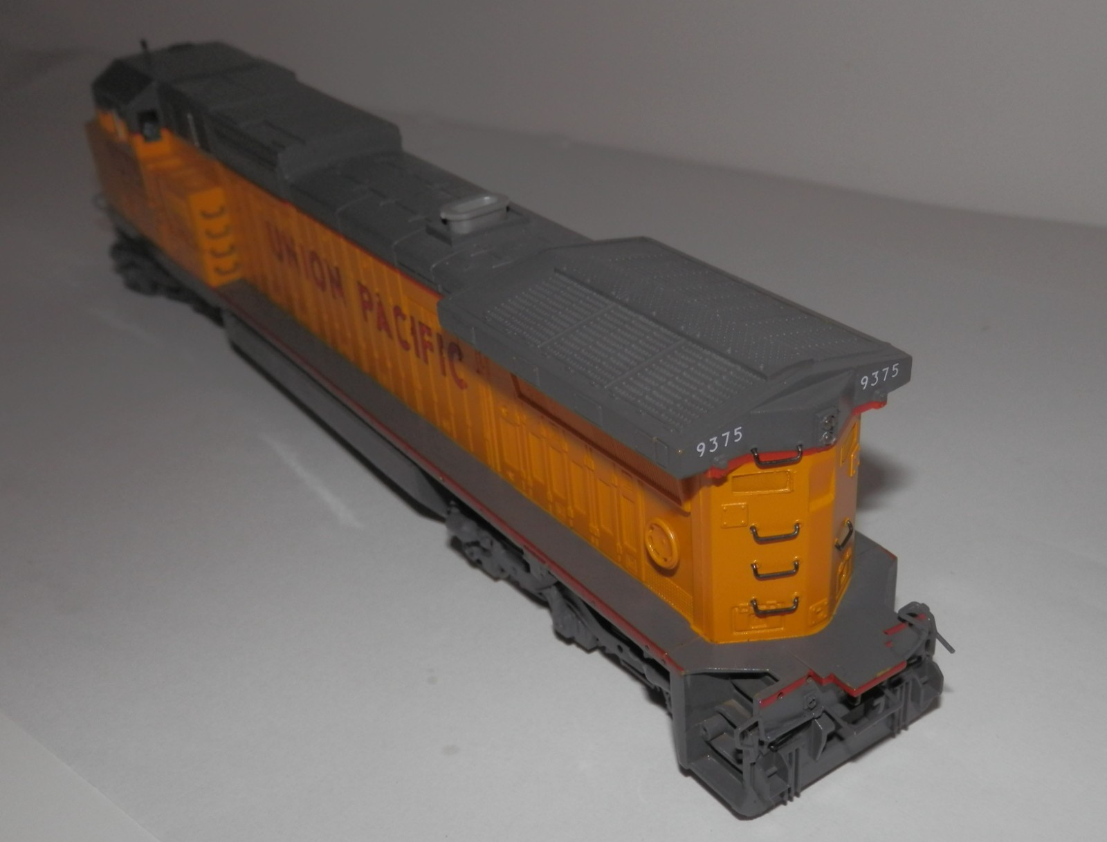 Spectrum HO POWERED Union Pacific 9375 GE Dash 8-40CW Diesel Loco #86025