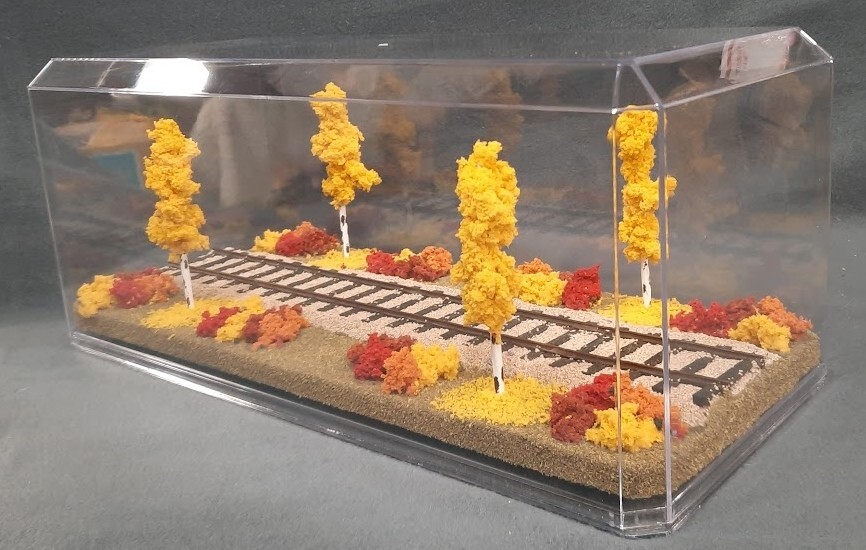 O SCALE – 16″ SINGLE TRACK -“FALL FOLIAGE” DISPLAY CASE FOR ANY O SCALE TRAINS