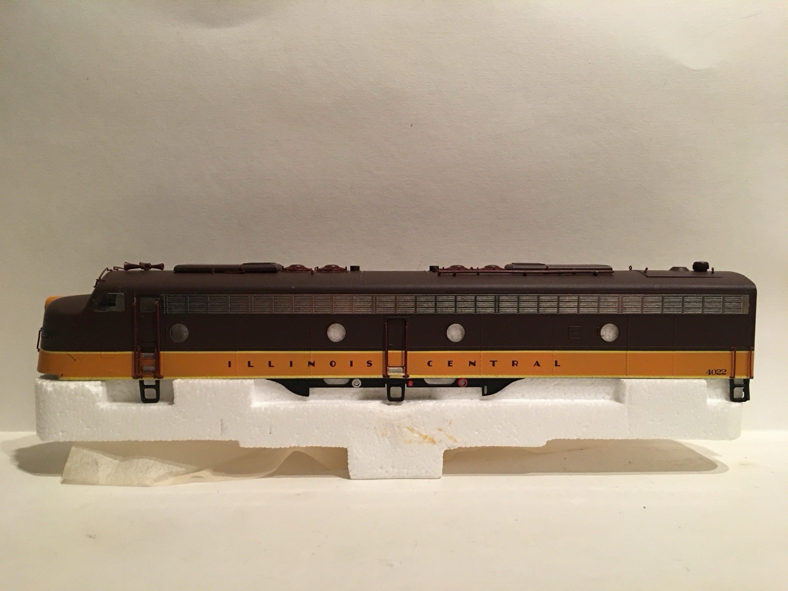 HO Proto 2000 Illinois Central E8/9 Powered Diesel Locomotive IC #4022