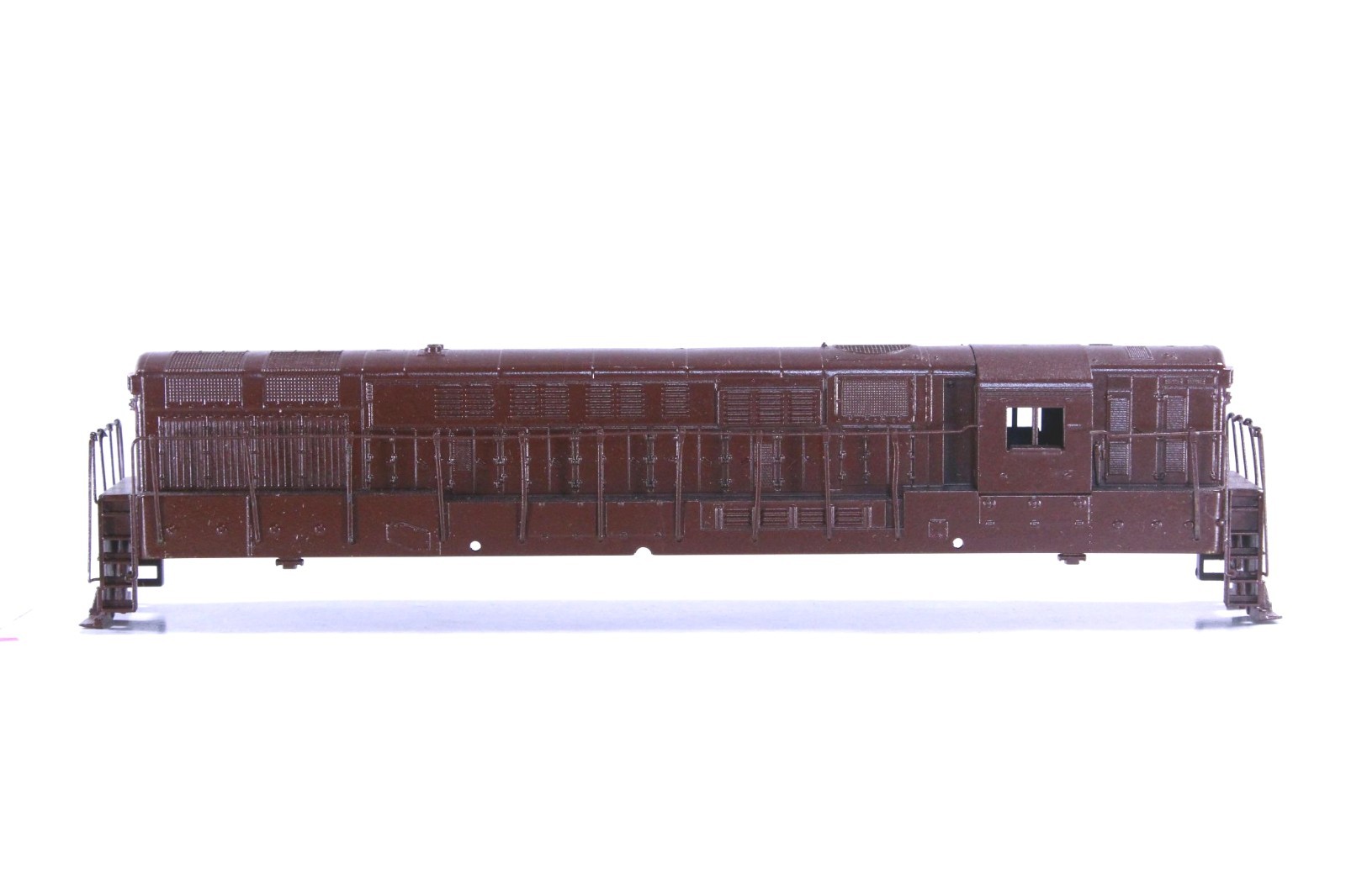 HO Athearn Undecorated Brown FM H-24-66 Trainmaster Shell +Handrails Dmgd Ftbrd