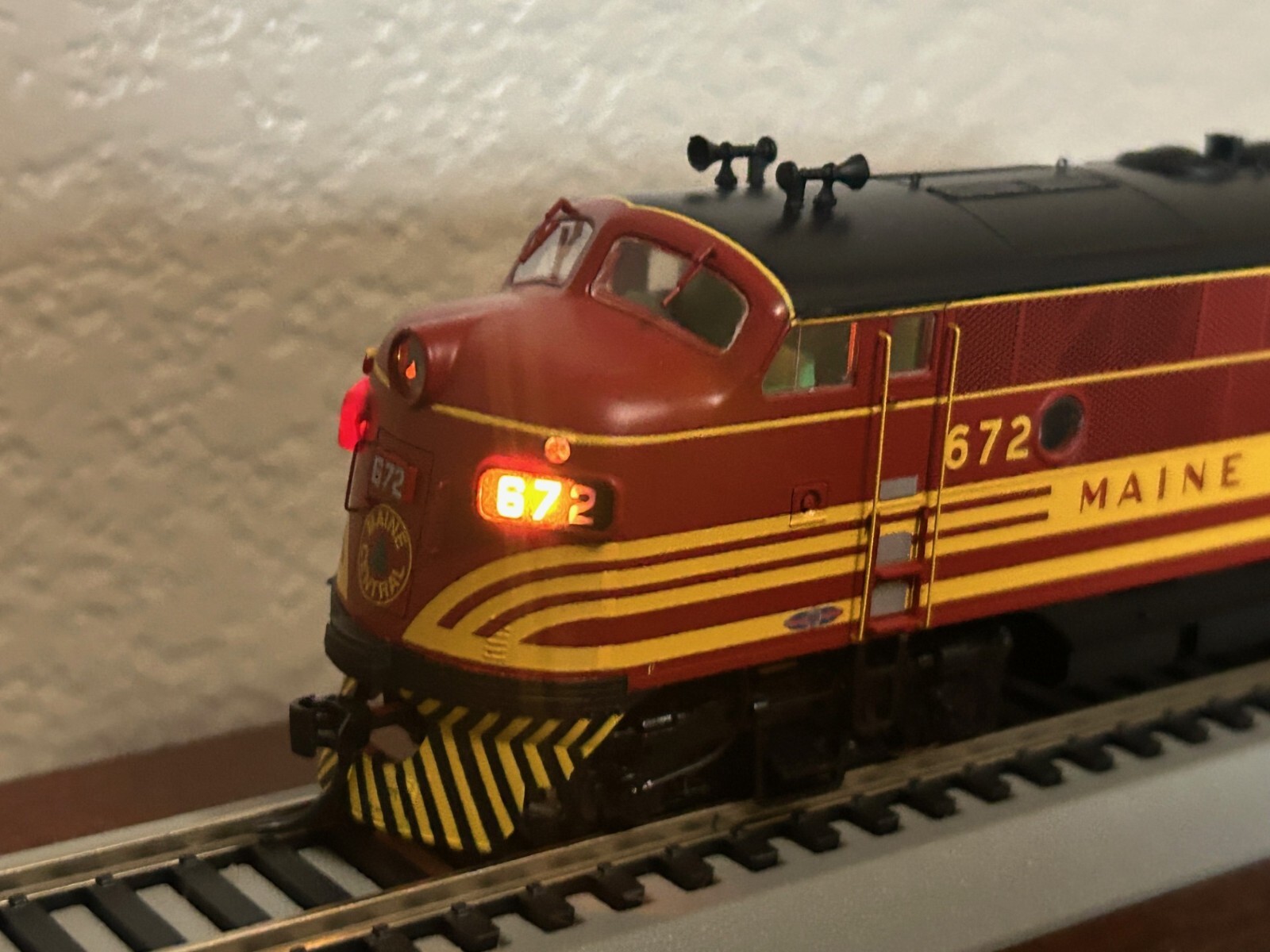 MAINE CENTRAL 672 EMD F3A LOCO – FACTORY DC/DCC / QUANTUM SOUND HO Scale NEW OOP