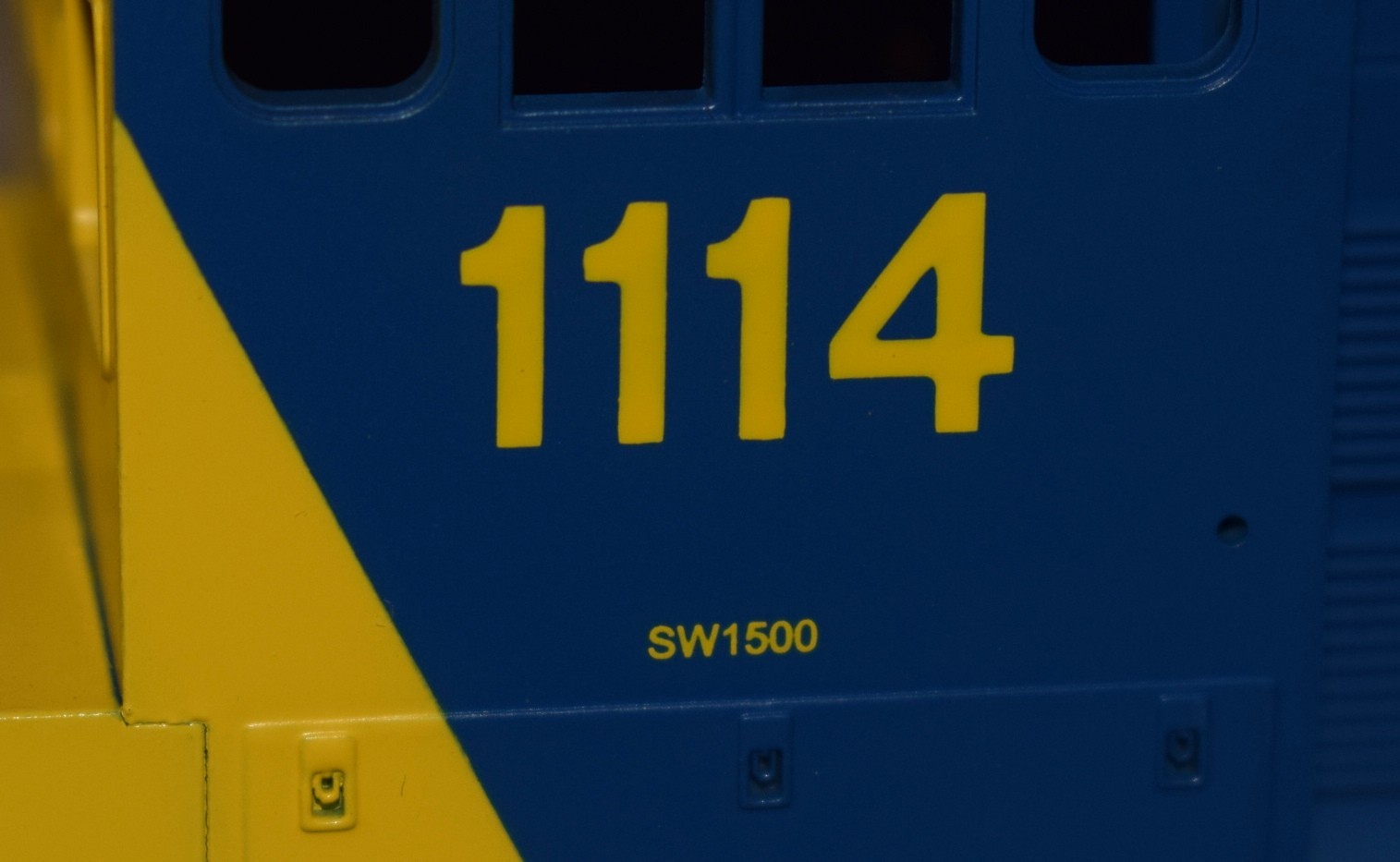 MTH SW-1500 Diesel Locomotive Shell CSX #1114 – O Gauge Sample
