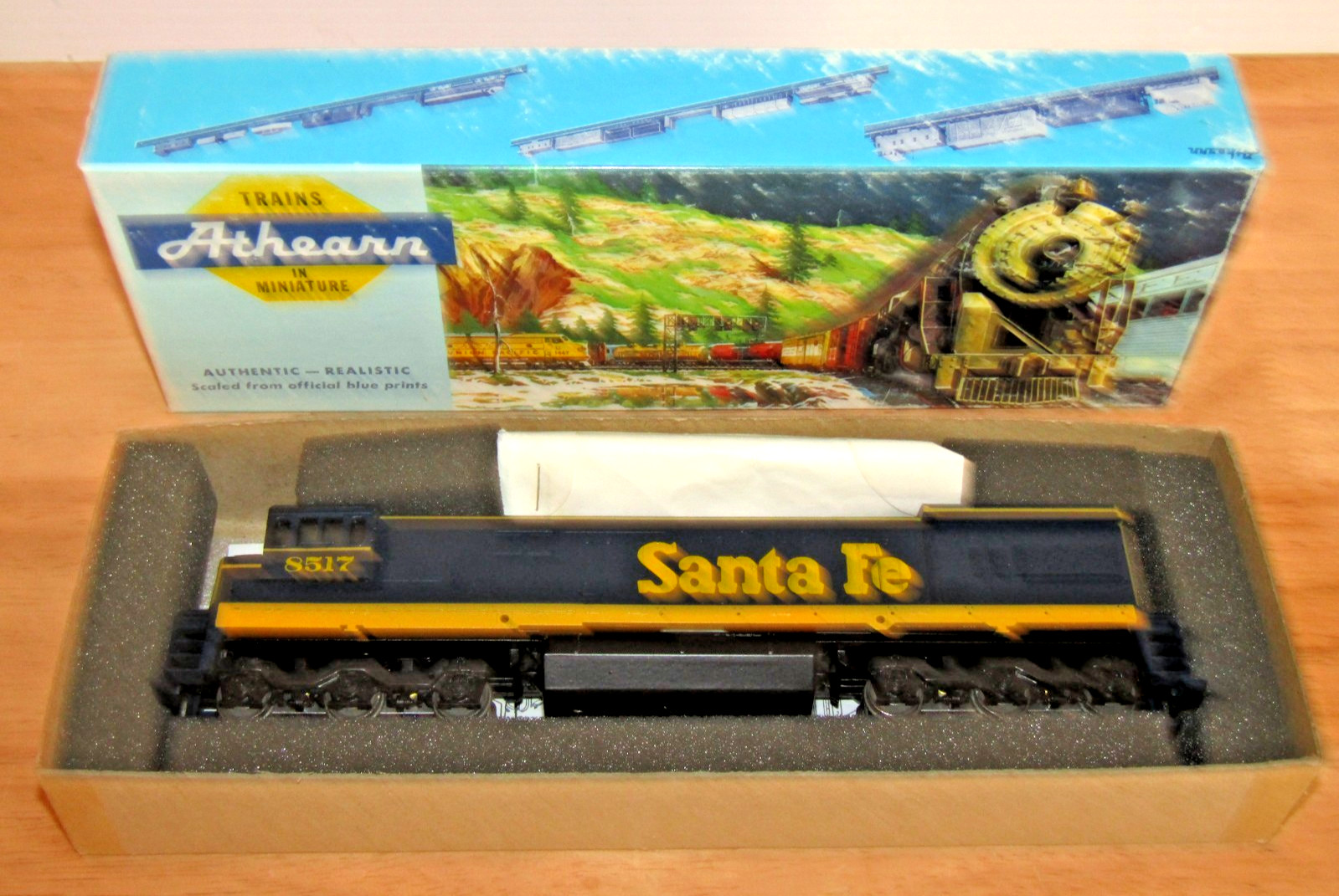 Athearn HO 3501 Santa Fe U33-C Powered Locomotive 8517
