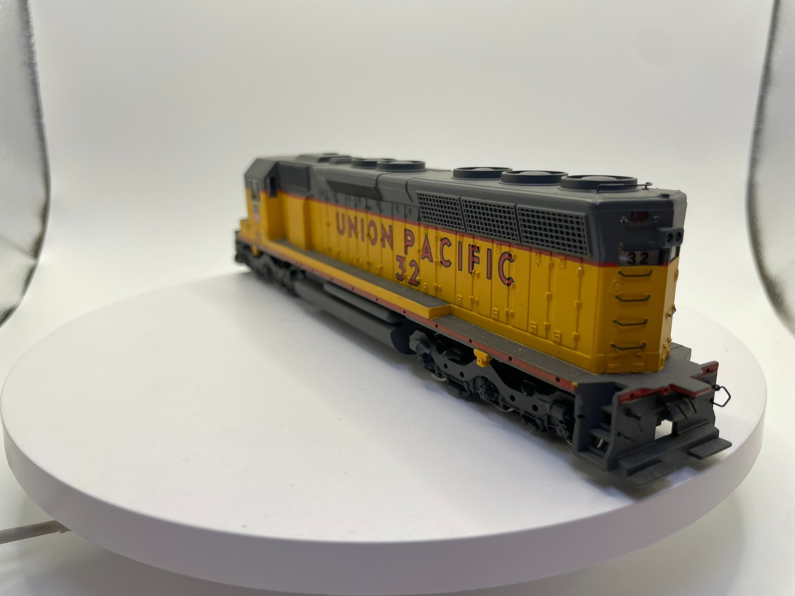 HO Scale Union Pacific SD45 Locomotive #32 – Light Function Details NOT Included