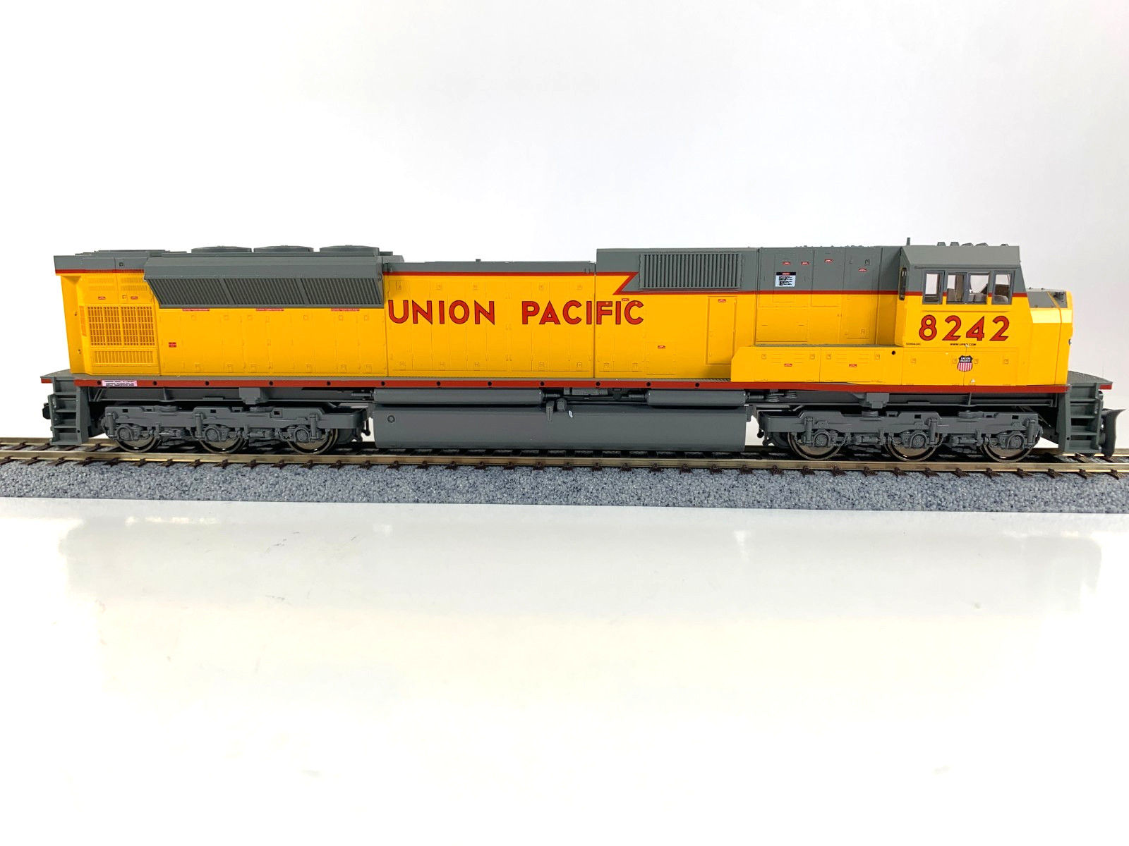 HO Kato 37-6362 Union Pacific #8242 SD90/43MAC Diesel- DC only
