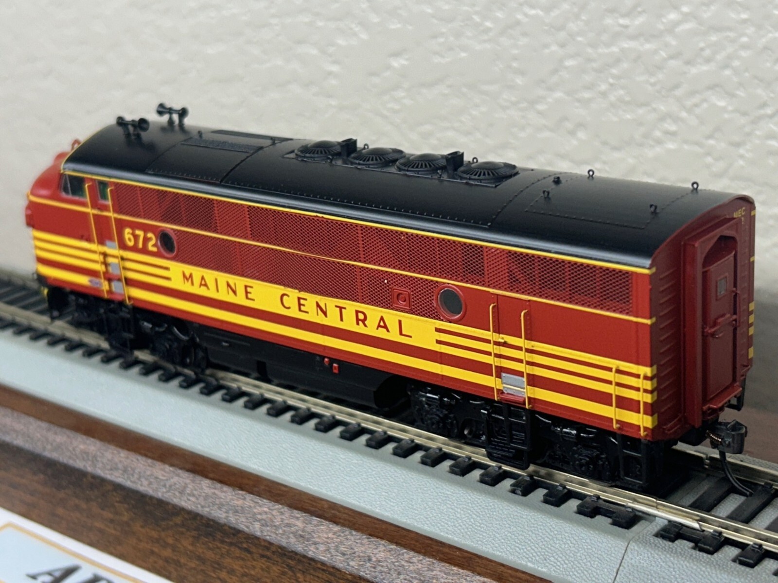 MAINE CENTRAL 672 EMD F3A LOCO – FACTORY DC/DCC / QUANTUM SOUND HO Scale NEW OOP