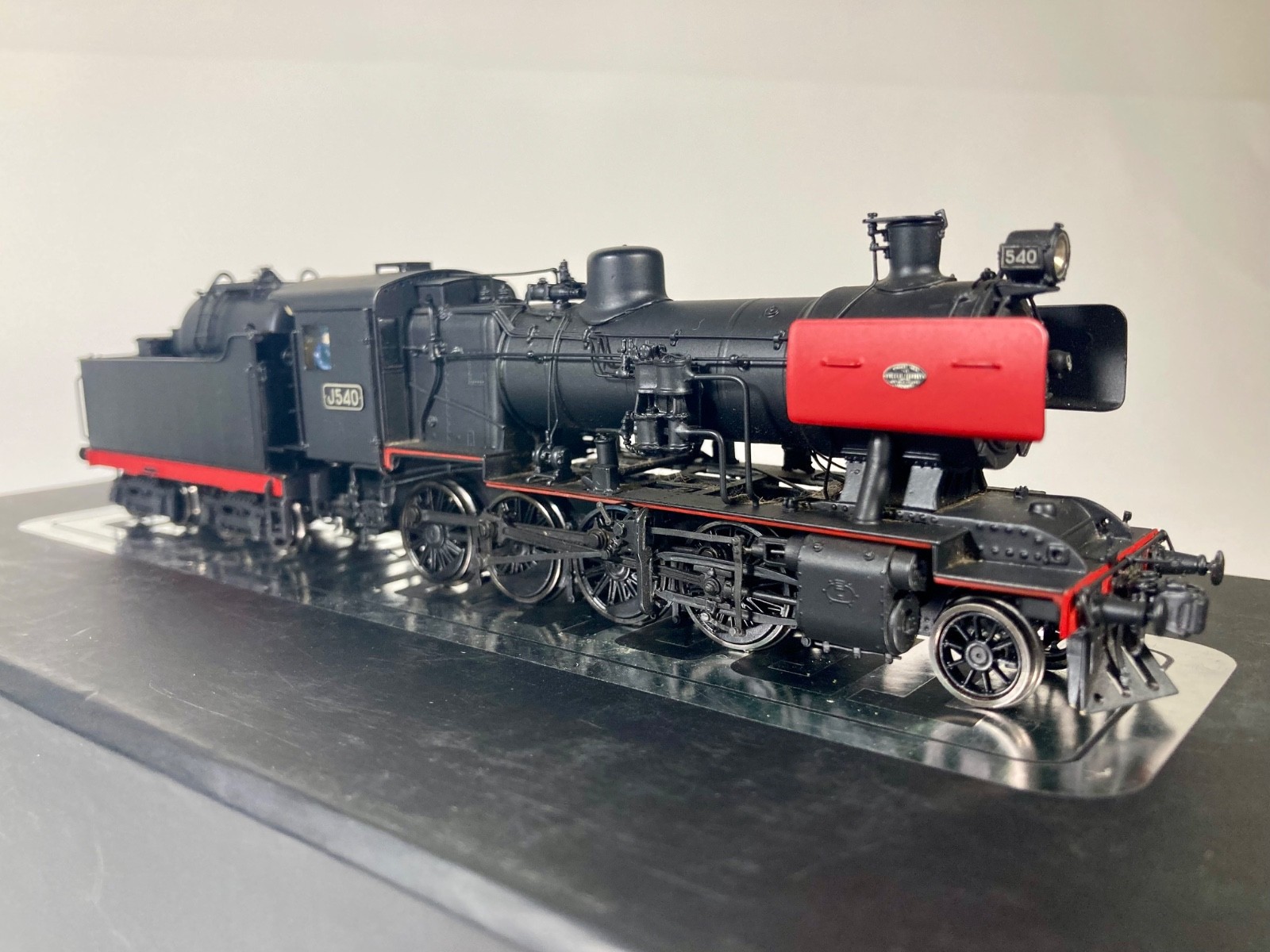 Trainbuilder – Victorian Railways – J Class # J540 Black & Red Steam Locomotive