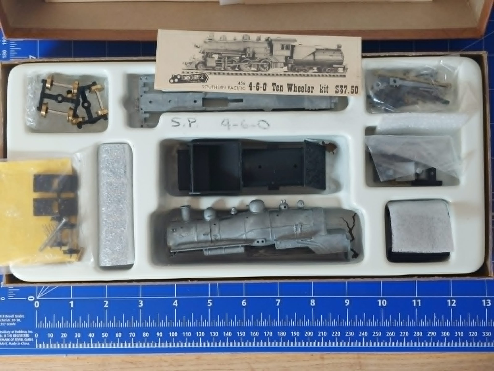 HO Roundhouse 4-6-0 steam locomotive kit – unassembled, with Vanderbilt tender