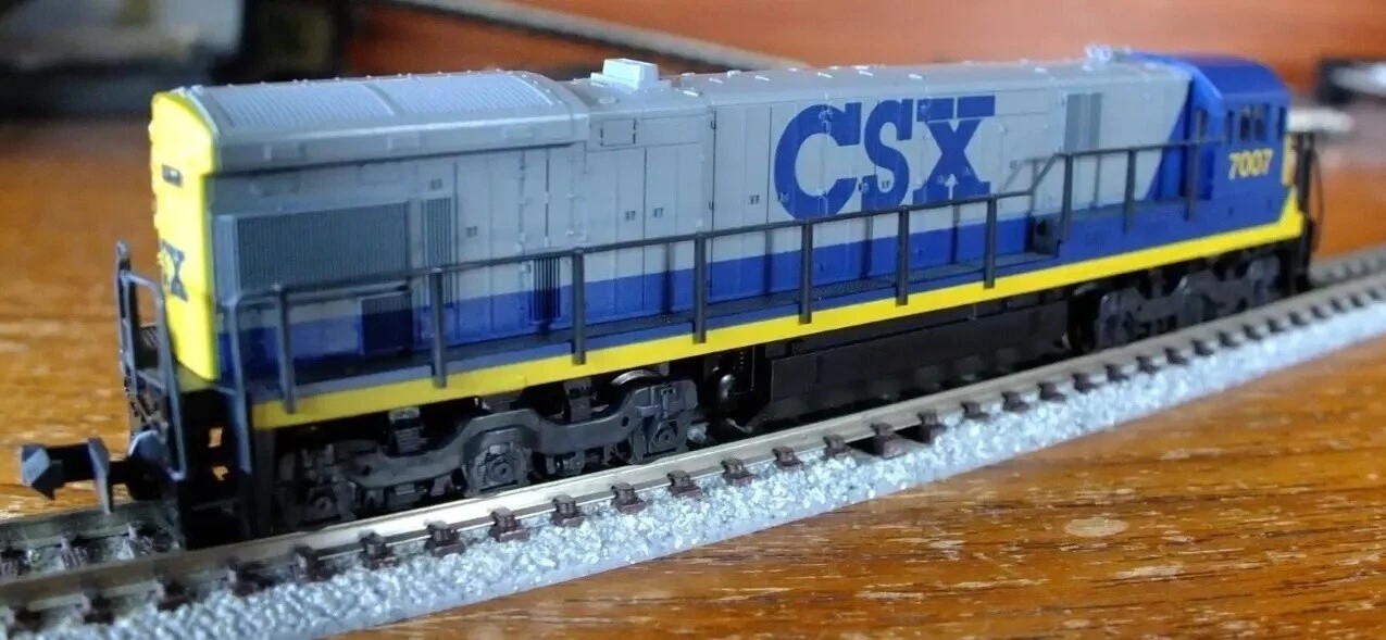 Kato 176-307 N gauge GE C30-7 diesel loco in grey & blue CSX livery