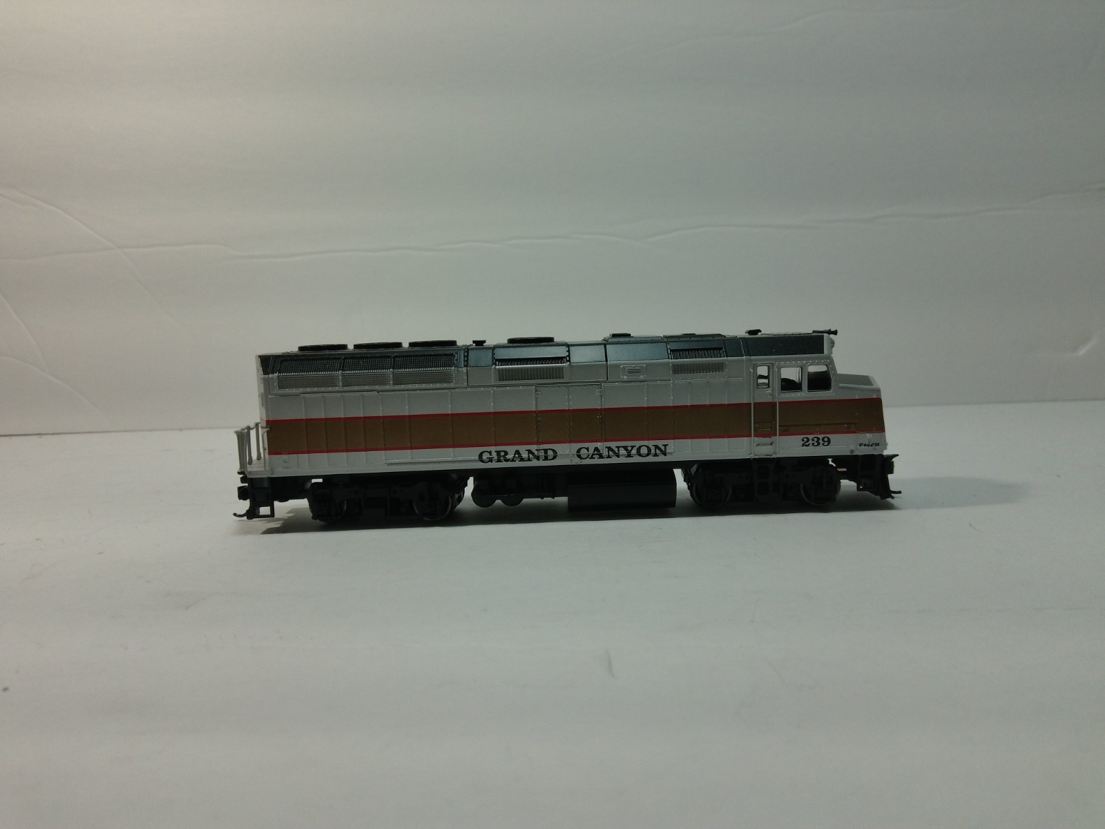 Walthers 910-19480 HO Scale EMD F40PH Locomotive DCC+Sound GCR #239