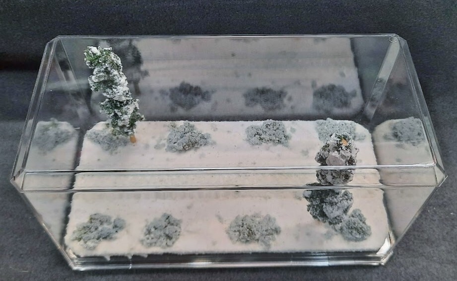 HOn3 SCALE 9″ SINGLE TRACK DISPLAY CASE – WINTER SCENE- FOR ANY HOn3 TRAIN