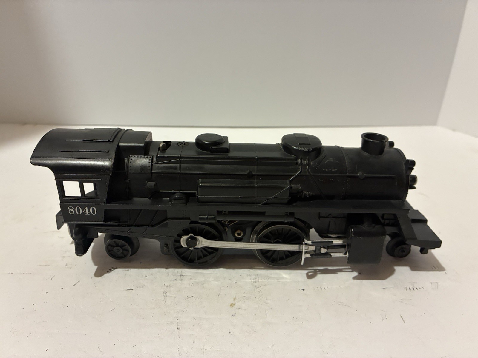 Lionel 8040 Locomotive And Tender. Tested See Description. Runs Good.
