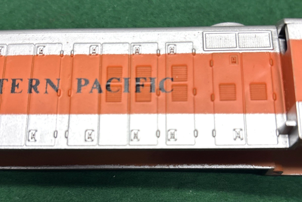 AHM Western Pacific GP18 5013-02 HO Diesel Engine 1980 Flashing Beacon, Unused