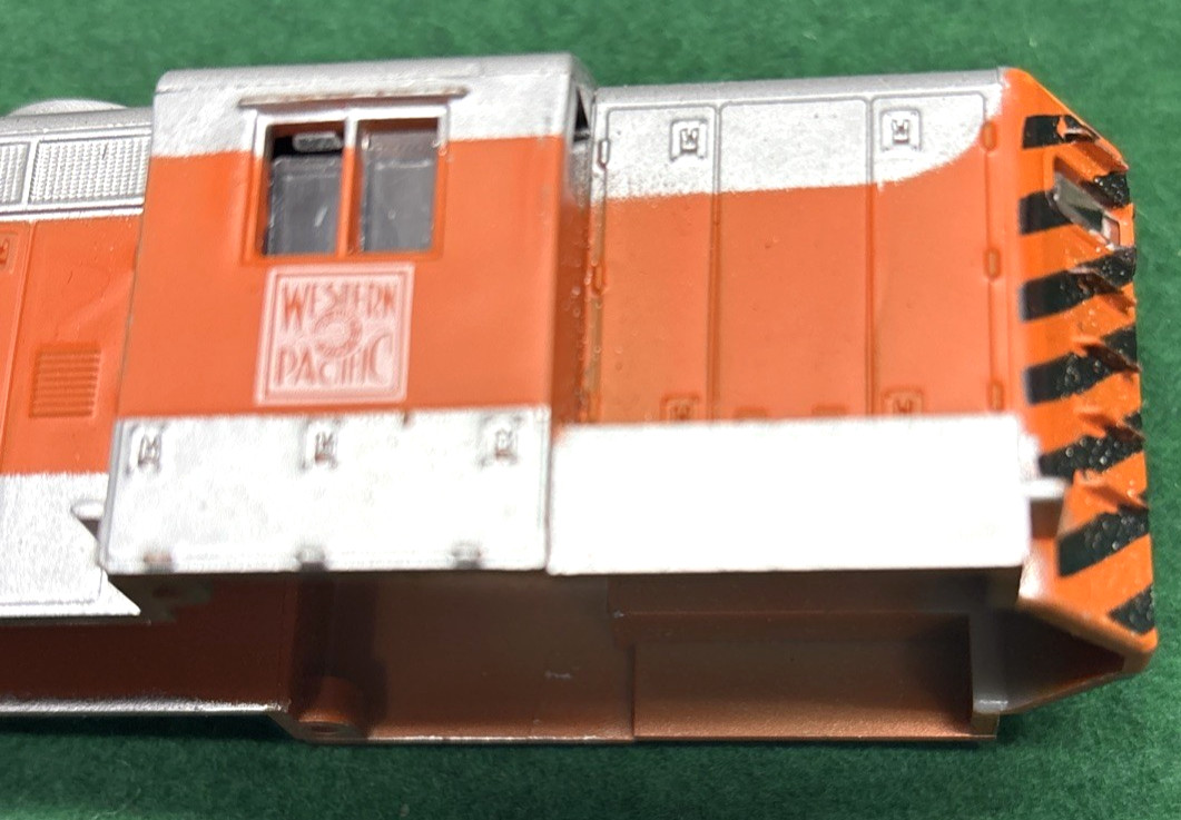 AHM Western Pacific GP18 5013-02 HO Diesel Engine 1980 Flashing Beacon, Unused