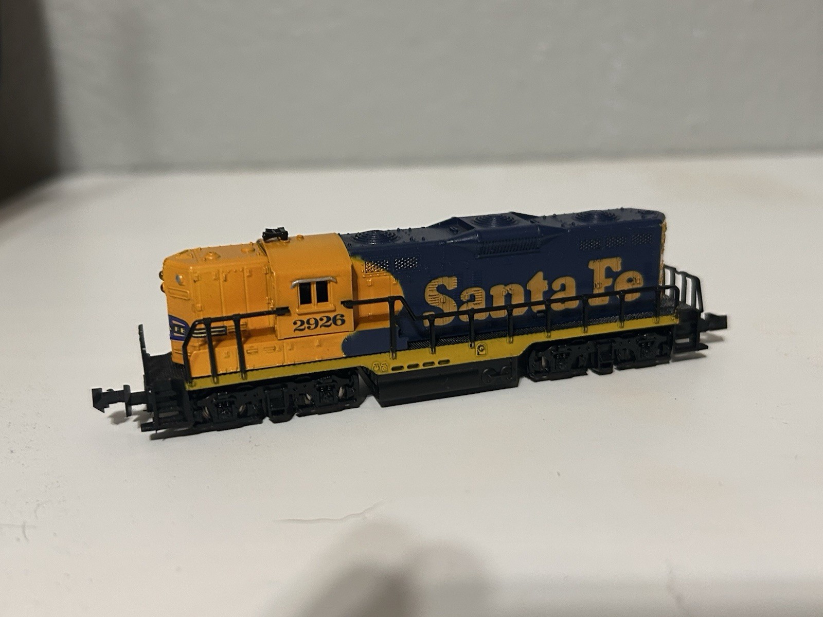 N Scale Atlas #4051 – Santa Fe GP7 #2926 + Caboose!