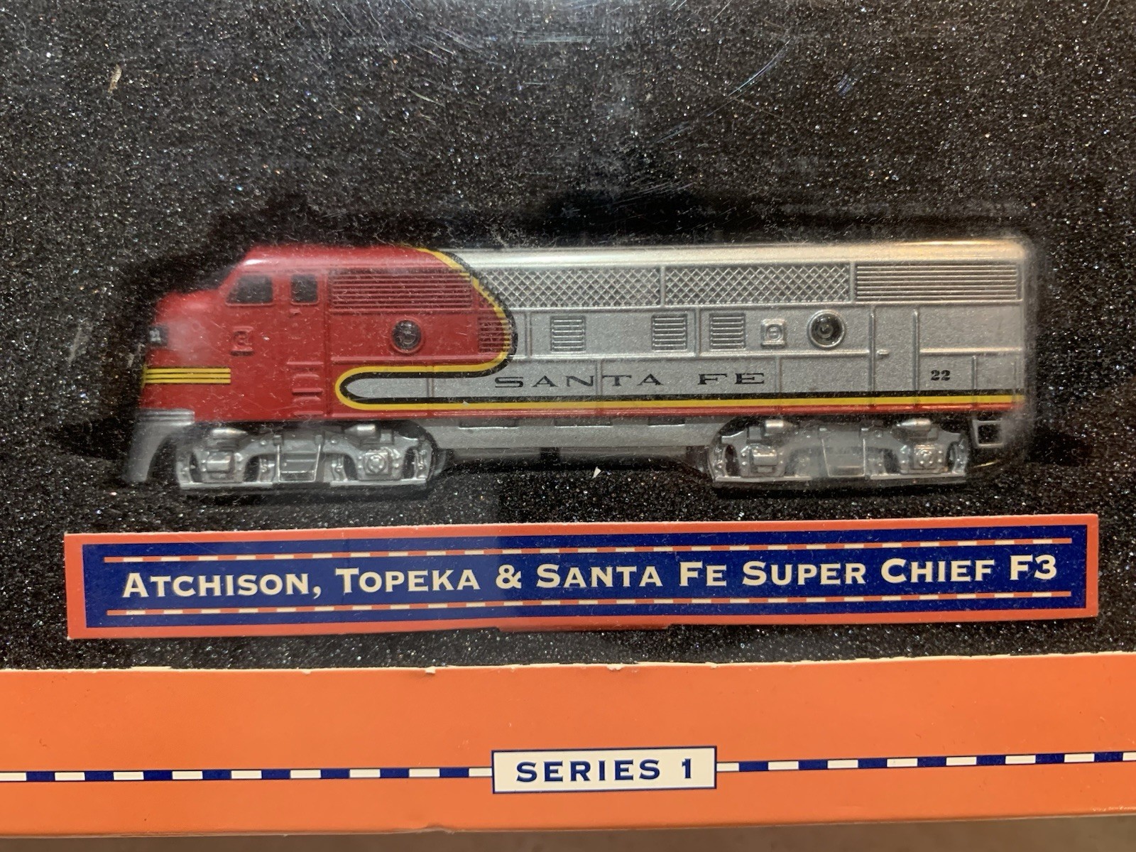 LIONEL DIE CAST SANTA FE WARBONNET F3 DIESEL ENGINE 1:120 SCALE DISPLAY TRAIN