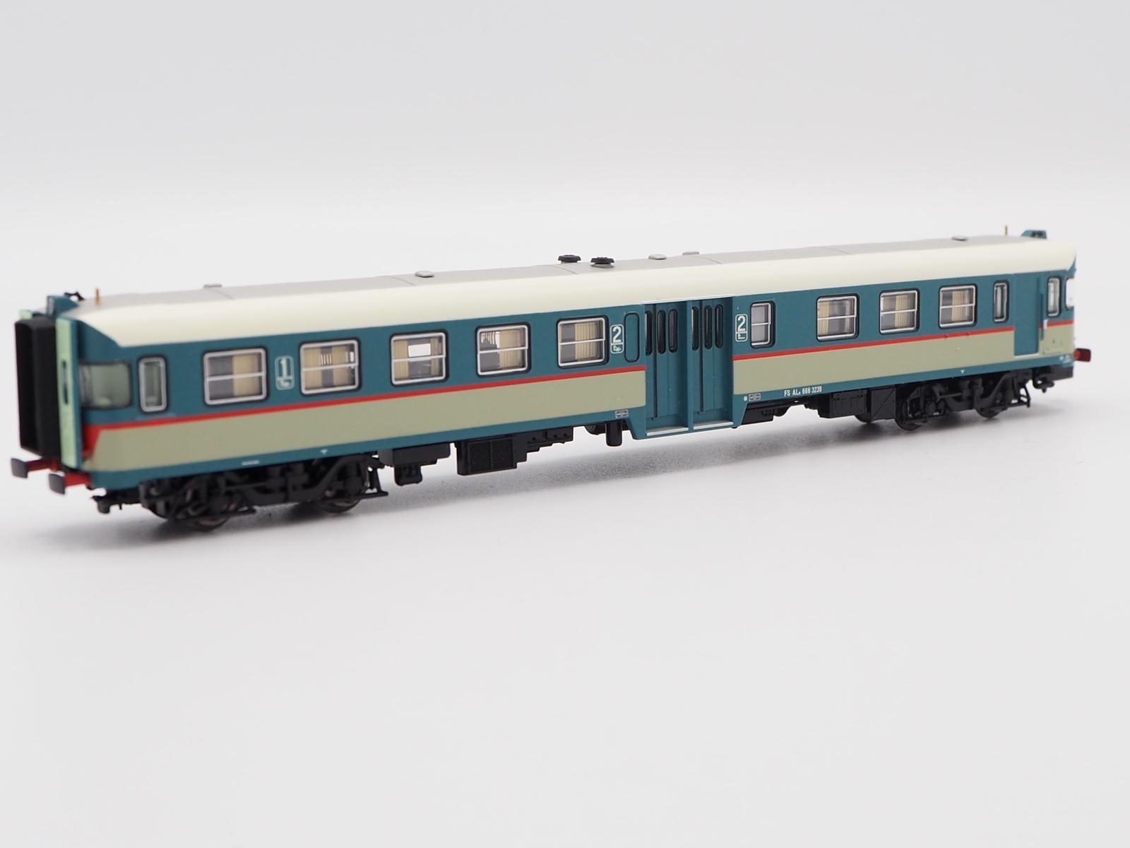 Arnold HN2569 Scale N Diesel Railcars ALn 668 Blue/Beige Livery Era IV