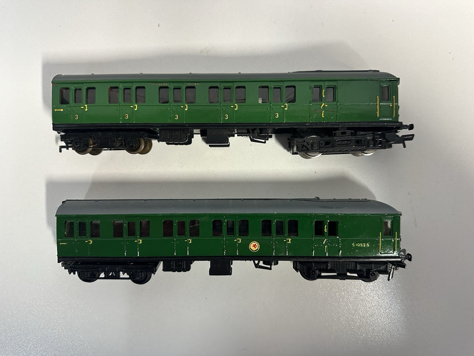 Triang OO Gauge R156 SR Suburban Motor Coach Powered + R225 Non Powered Coach