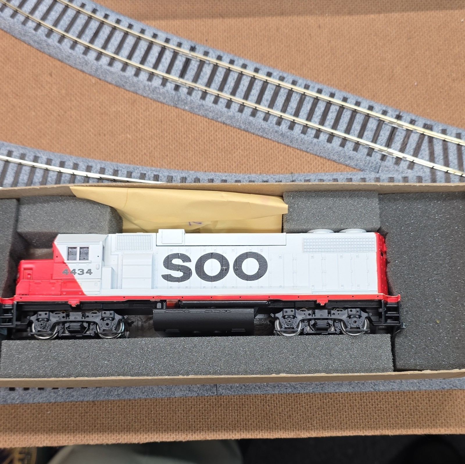 Athearn HO EMD GP38-2 Soo Line 4434 Diesel Locomotive DC Analog 4609