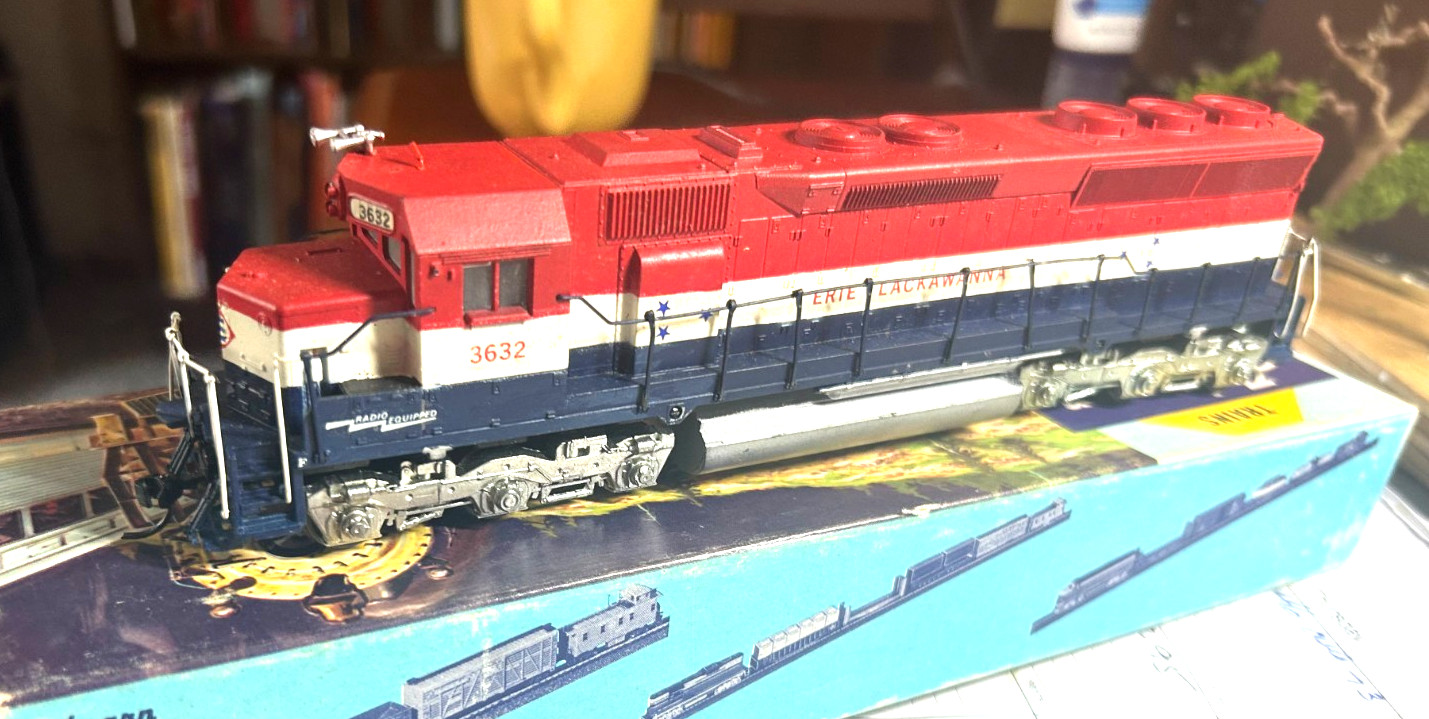 Athearn HO Blue Box Erie Lackawanna-3632 Bicentennial Custom Painted