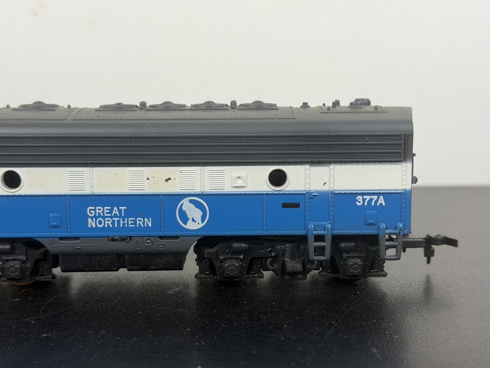 HO Scale Great Northern 377A F-Unit Diesel Locomotive Blue White Gray Vintage