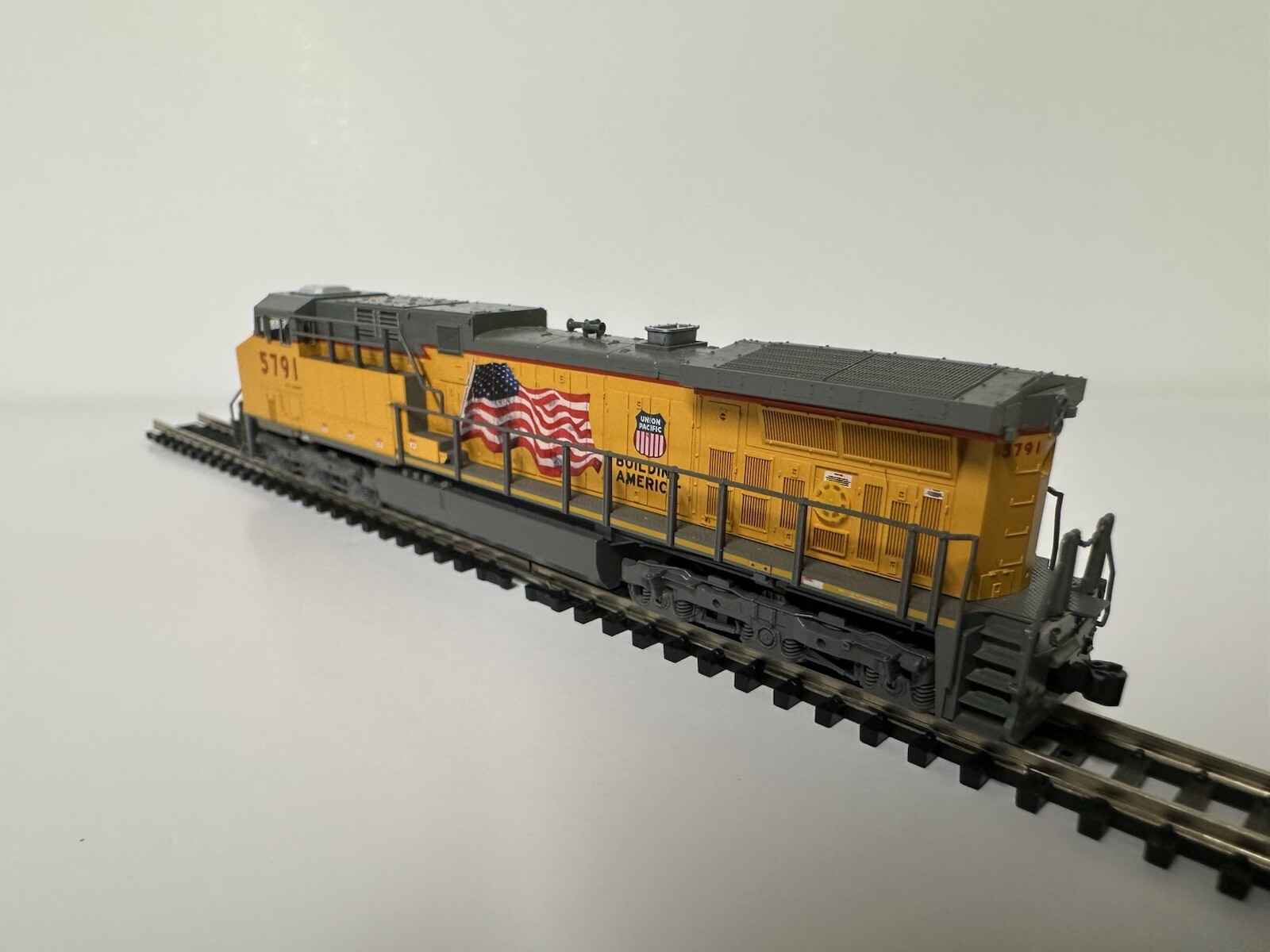 Kato N Scale – GE AC4400CW – UP # 5791 – Building America – With Flag – 176-7008