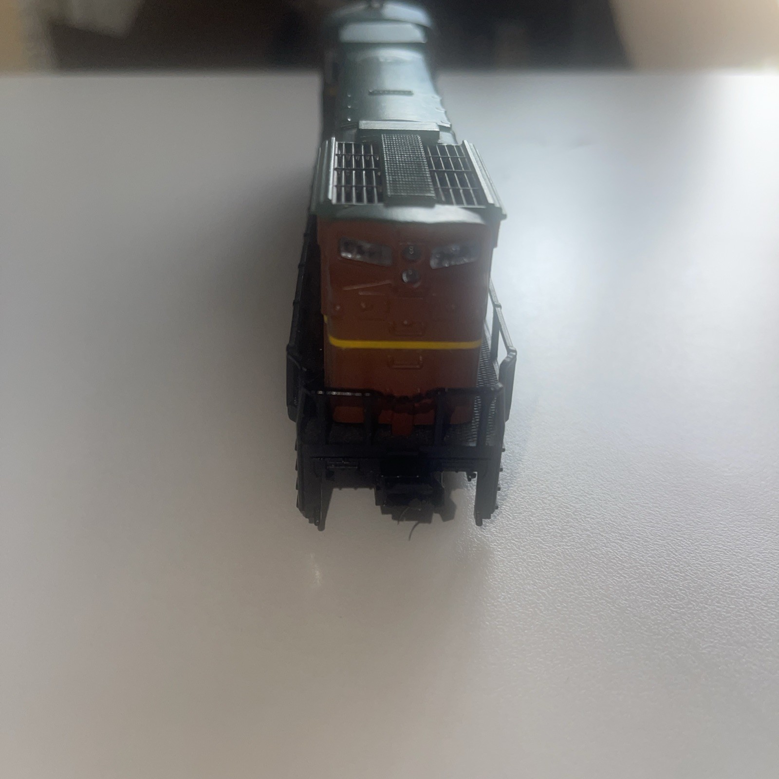 HO Scale Eerie Mad River GP38 Diesel Locomotive #877 – Brown/Green