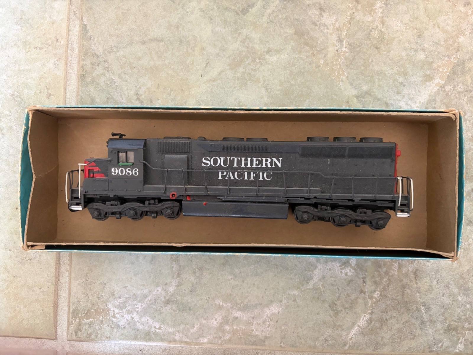 Vintage Southern Pacific HO Diesel Locomotive & Passenger Car Set