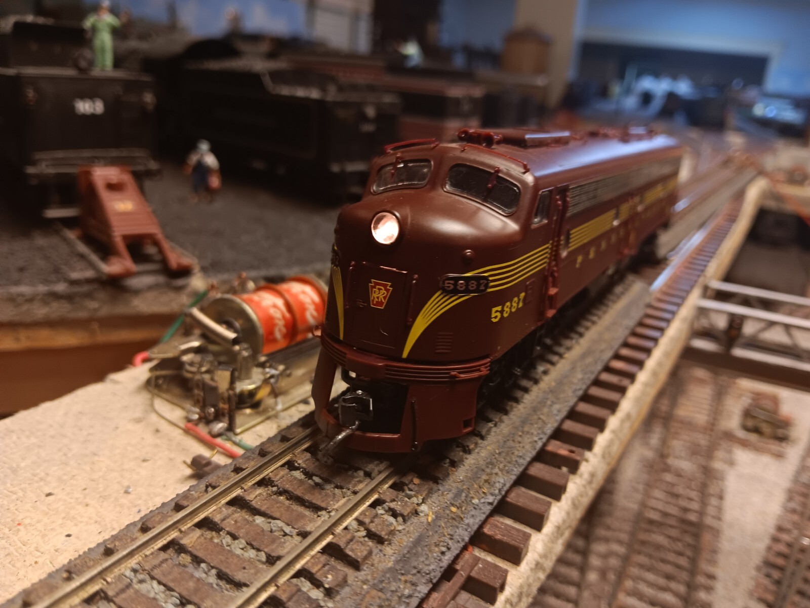 HO PROTO 2000 PRR E8/9 Diesel Loco  #5887 w/ Kadee Cplr, Assembled, Tested, NIB