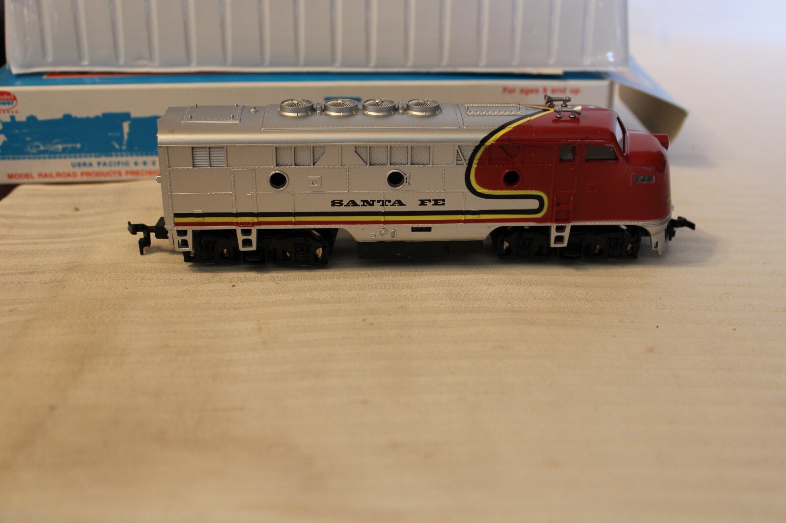 HO Scale Model Power, F3 Diesel Locomotive Santa Fe Warbonnet Red, NO # – 6730