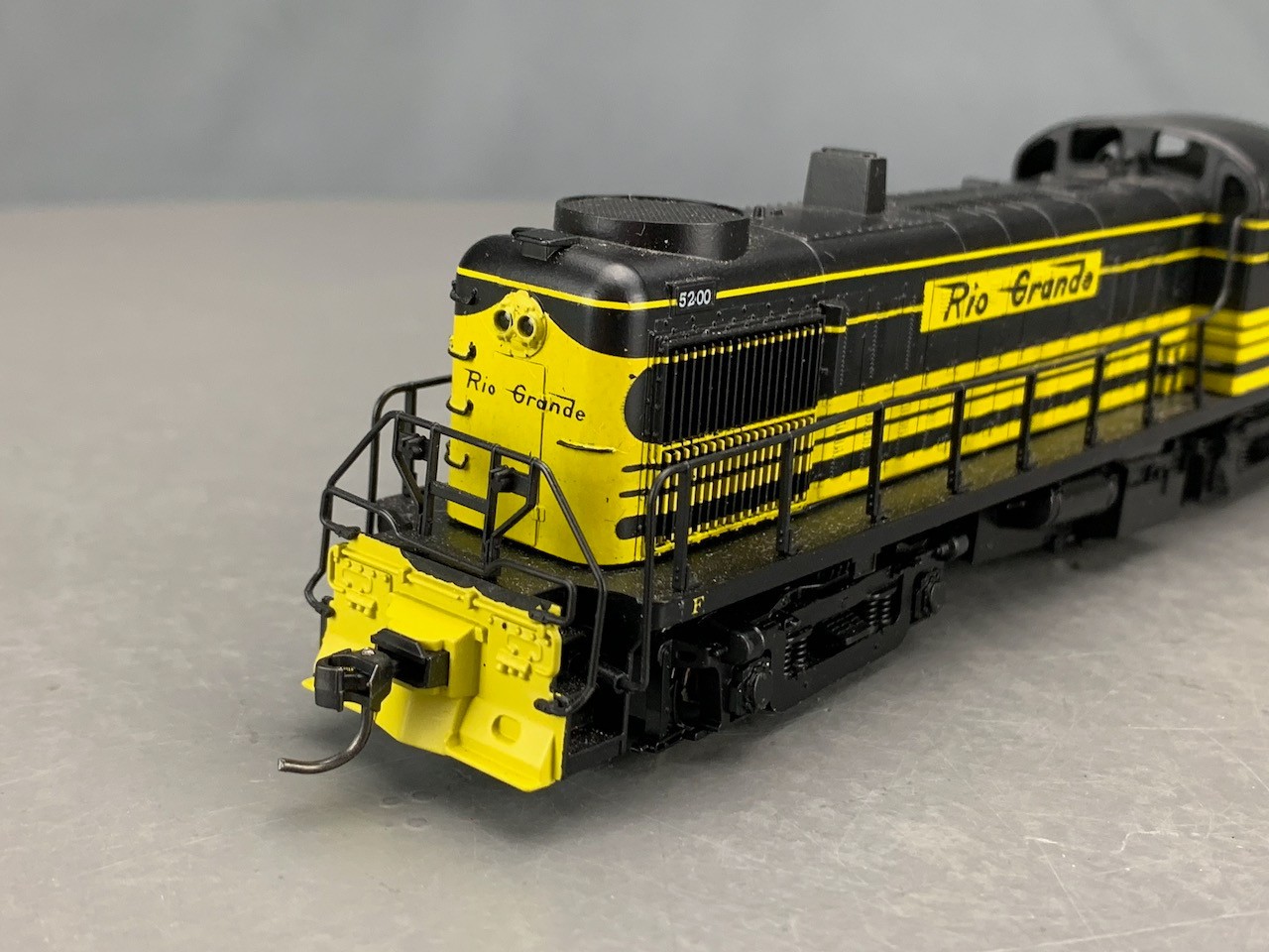 HO Atlas/Kato Alco RS-3 Diesel Locomotive Rio Grande #5200 w/KD’s HO8237