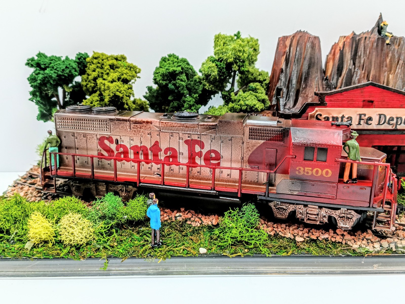 Santa Fe 3500 Diesel Locomotive Model Railroad Custom Diorama Display HO Scale