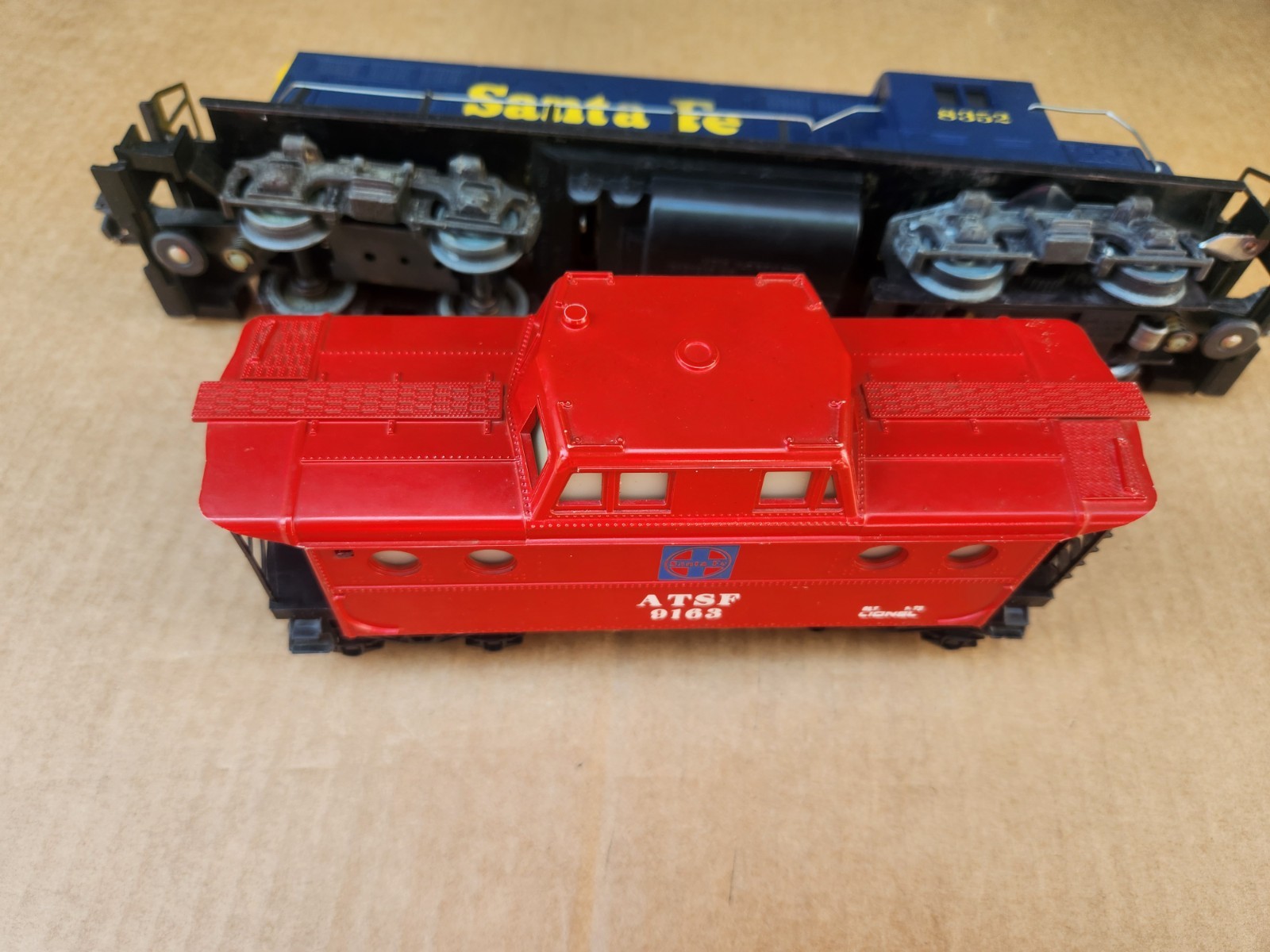 Lionel 8352 Santa Fe GP7 Powered Diesel Switcher Locomotive & 9163 AT&SF Caboose