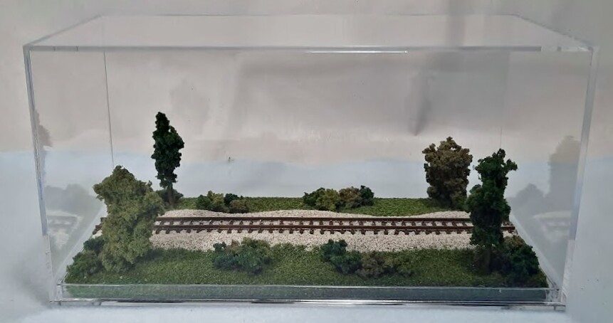 N SCALE – SINGLE TRACK 8″ – DISPLAY CASE- “SUMMER SCENE” -FOR ANY N TRAINS