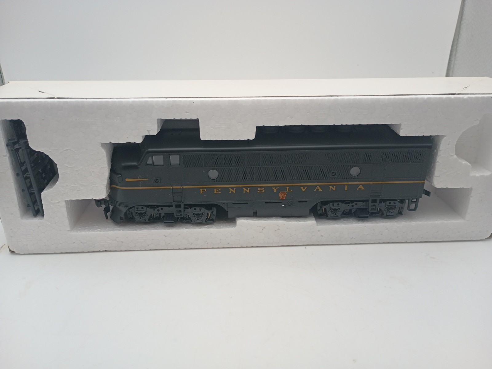 Stewart Hobbies #8110 Pennsylvania F3A High Fans Powered Diesel Locomotive DC